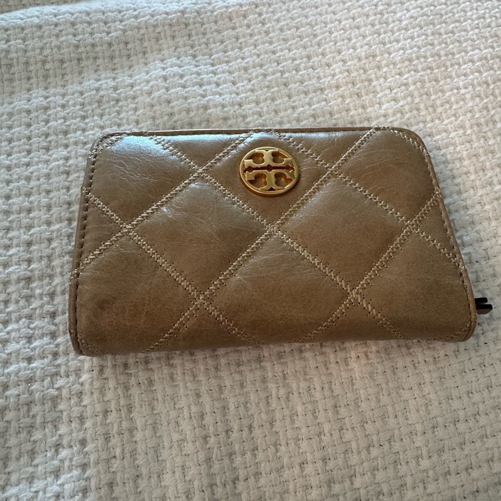 Tory Burch Tan Leather Wallet Sophisticated Design